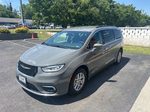Used 2022 Chrysler Pacifica Touring-L FWD image 2