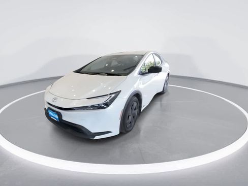 Used 2023 Toyota Prius LE AWD/4WD image 4