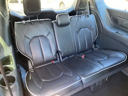 Used 2025 Chrysler Pacifica Limited FWD image 33