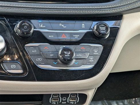 Used 2024 Chrysler Pacifica Select image 20