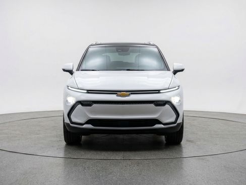 Used 2025 Chevrolet Equinox LT image 2