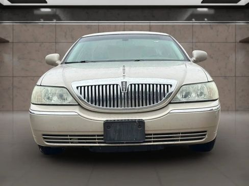 Used 2004 Lincoln Town Car Signature RWD image 2