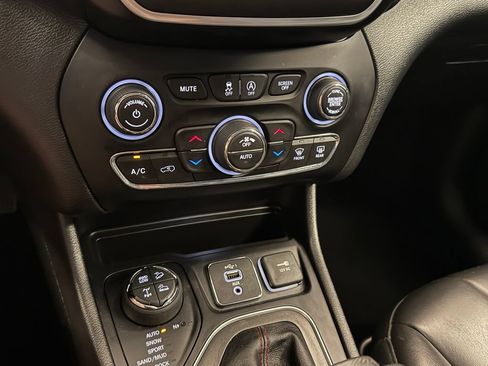 Used 2019 Jeep Cherokee Trailhawk w/ Comfort/Convenience Group AWD/4WD image 15