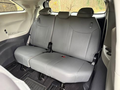 Used 2023 Toyota Sienna Limited image 17