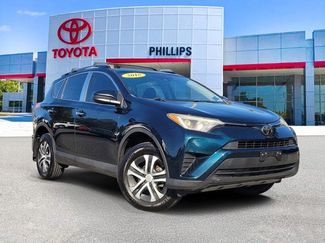 Used 2018 Toyota RAV4 LE video 1