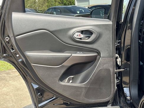 Used 2019 Jeep Cherokee Latitude Plus w/ Comfort/Convenience Group FWD image 11
