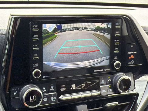 Used 2020 Toyota Highlander XLE FWD image 17