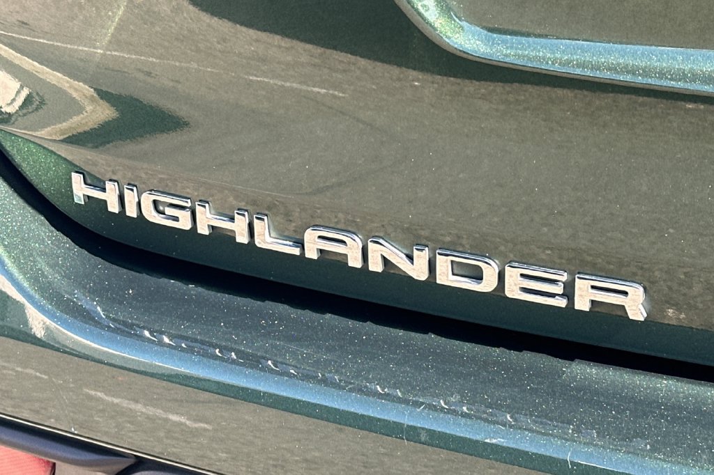 Used 2023 Toyota Highlander LE AWD/4WD image 34