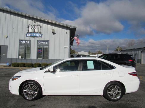 Used 2017 Toyota Camry SE w/ Moonroof Package image 2