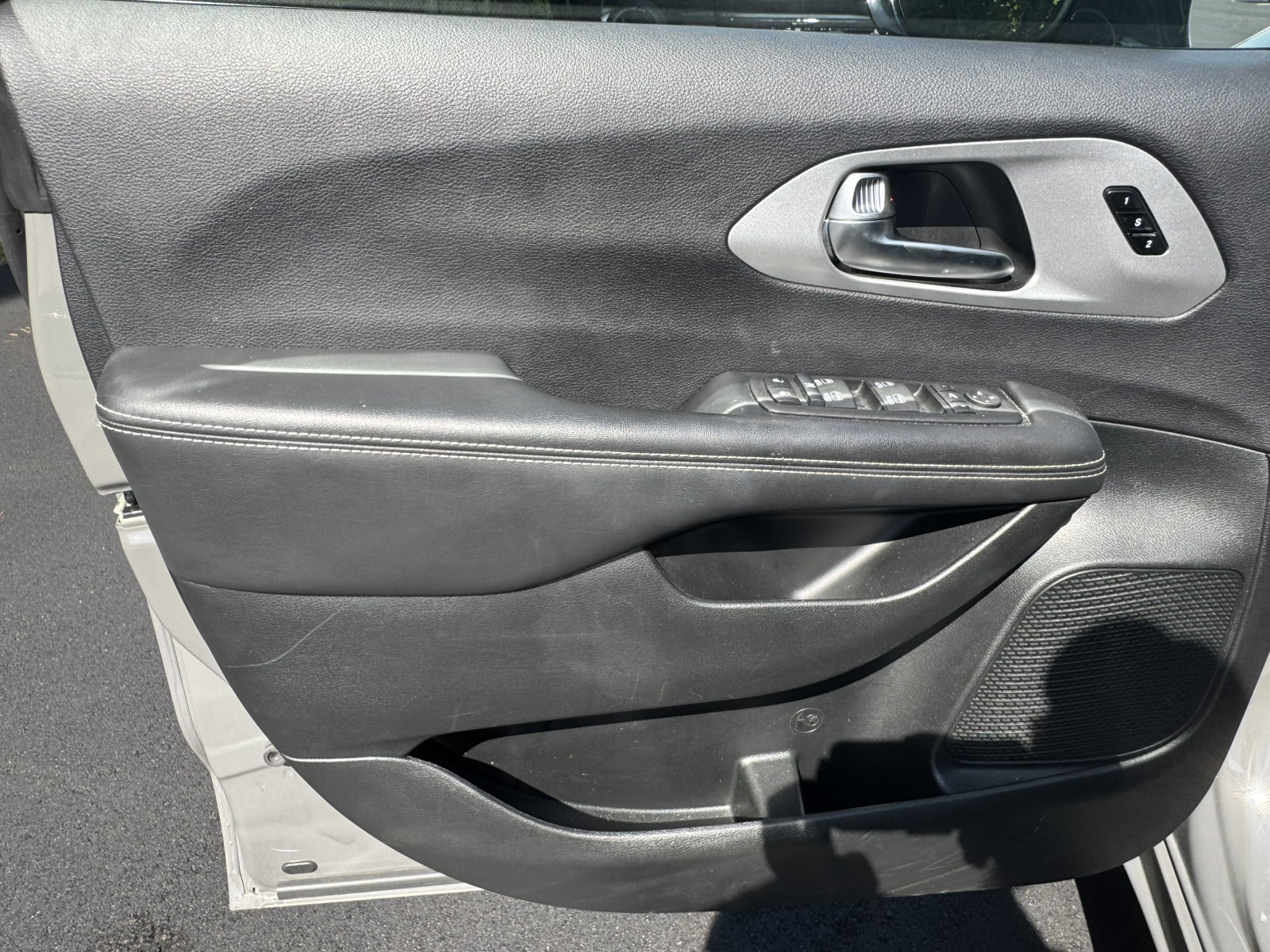 Used 2025 Chrysler Pacifica Limited FWD image 11