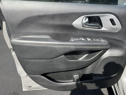 Used 2025 Chrysler Pacifica Limited FWD image 11