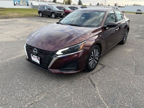 Used 2024 Nissan Altima 2.5 SV image 3