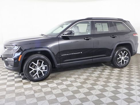 Used 2023 Jeep Grand Cherokee Limited AWD/4WD image 19