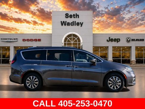Used 2021 Chrysler Pacifica Touring-L FWD image 8