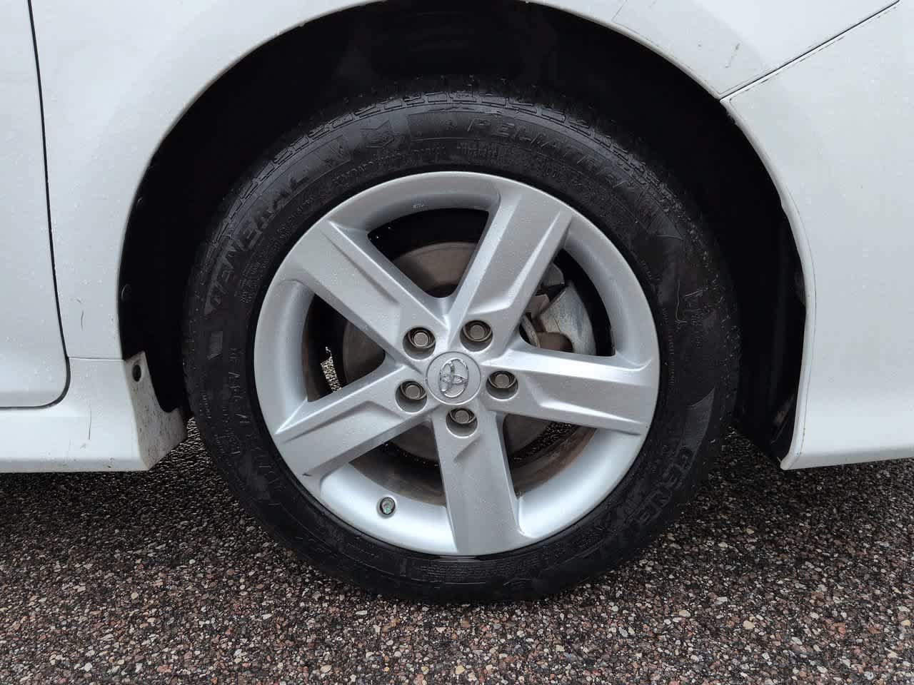 Used 2014 Toyota Camry SE FWD image 11
