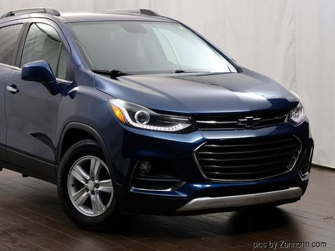 Used 2020 Chevrolet Trax LT w/ LT Convenience Package FWD image 2