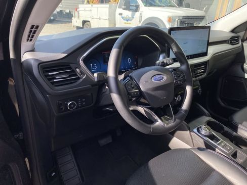 Used 2025 Ford Escape Platinum AWD/4WD image 2