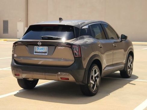 Used 2025 Nissan Kicks SV w/ Illumination Package FWD image 5