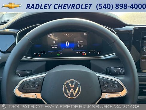 Used 2025 Volkswagen Taos SE image 6