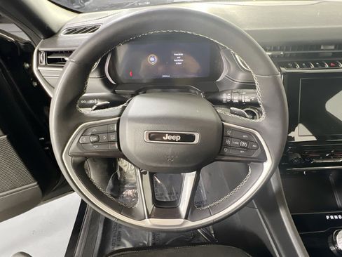 Used 2023 Jeep Grand Cherokee Altitude AWD/4WD image 11