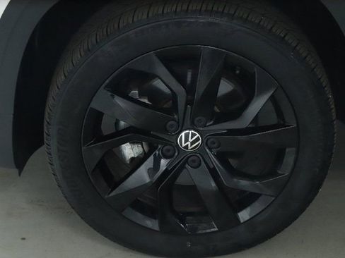 Used 2023 Volkswagen Taos SE w/ Panoramic Sunroof Package FWD image 39