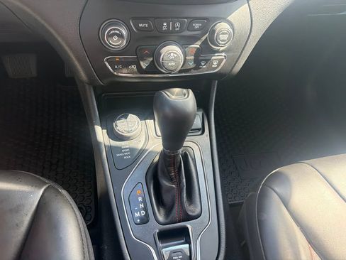 Used 2022 Jeep Cherokee Trailhawk w/ Sun, Sound & Nav Group AWD/4WD image 18