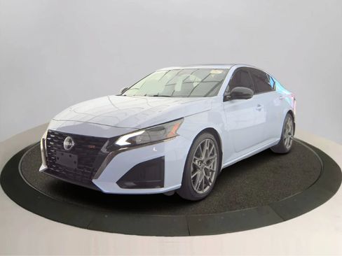Used 2023 Nissan Altima 2.0 SR FWD image 3