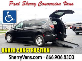 Used 2025 Chrysler Pacifica Select FWD video 1