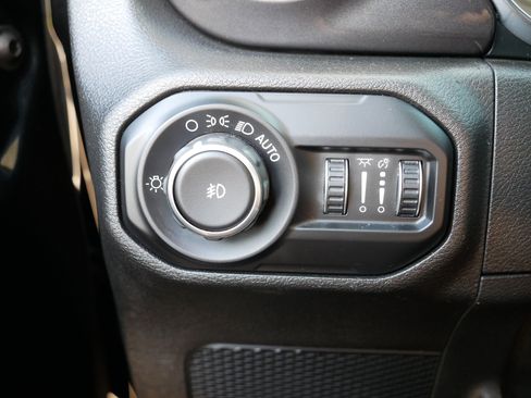 Used 2020 Jeep Wrangler Unlimited Sahara image 26