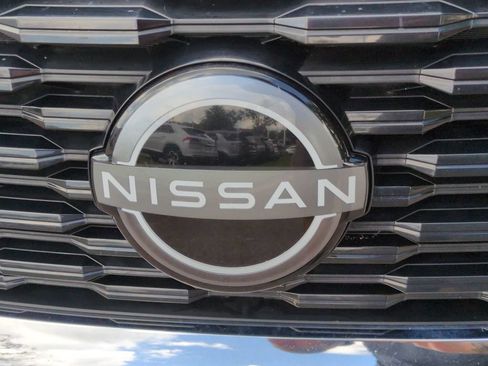 Used 2023 Nissan Rogue SV AWD/4WD image 3
