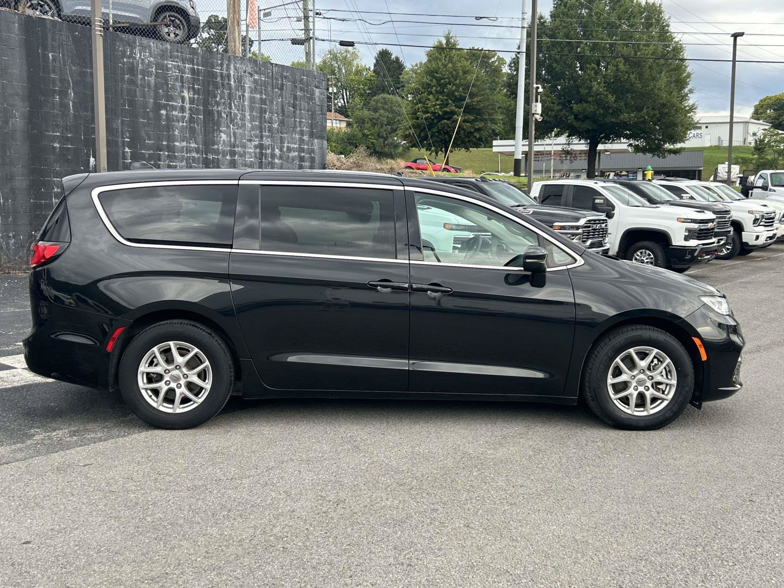 Used 2023 Chrysler Pacifica Touring-L FWD image 8
