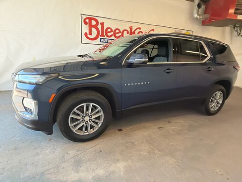 Used 2023 Chevrolet Traverse LT FWD image 2