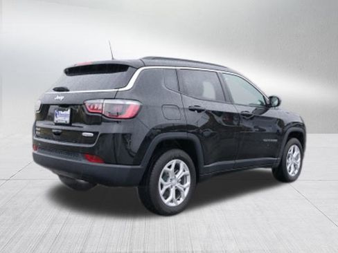 Used 2024 Jeep Compass Latitude image 3
