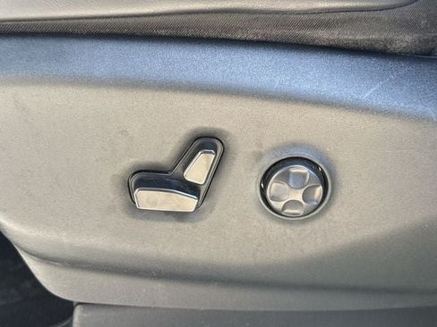 Used 2023 Chrysler Pacifica Touring-L FWD image 24