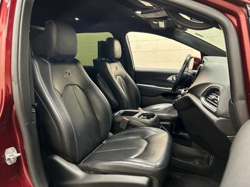 Used 2019 Chrysler Pacifica Touring-L Plus w/ S Appearance Package FWD image 12