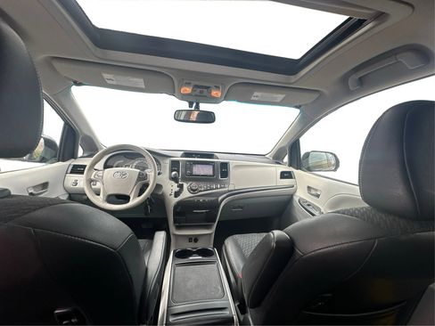 Used 2014 Toyota Sienna SE image 13