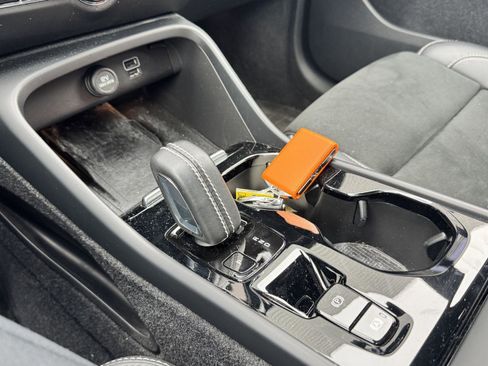 Used 2022 Volvo XC40 T5 R-Design w/ Advanced Package image 18