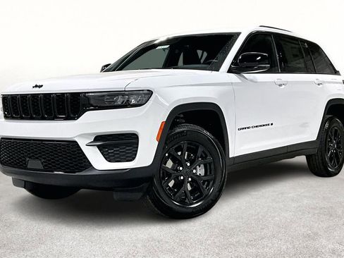 New 2025 Jeep Grand Cherokee Altitude image 2