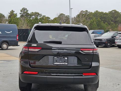 Used 2024 Jeep Grand Cherokee Limited w/ Luxury Tech Group II image 6