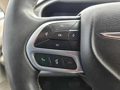 Used 2024 Chrysler Pacifica Touring-L image 20