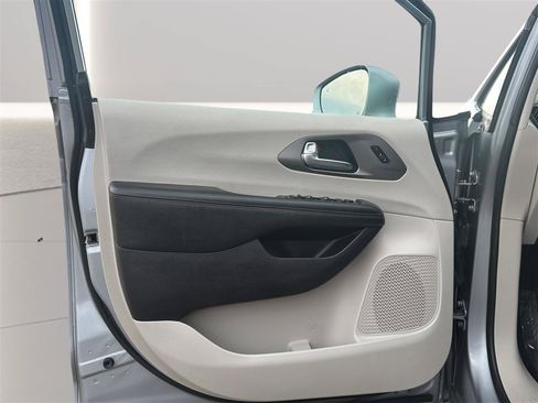 Used 2020 Chrysler Pacifica Touring-L FWD image 14