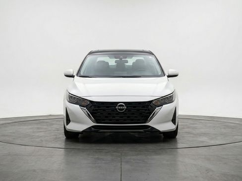 Used 2025 Nissan Sentra SV image 2