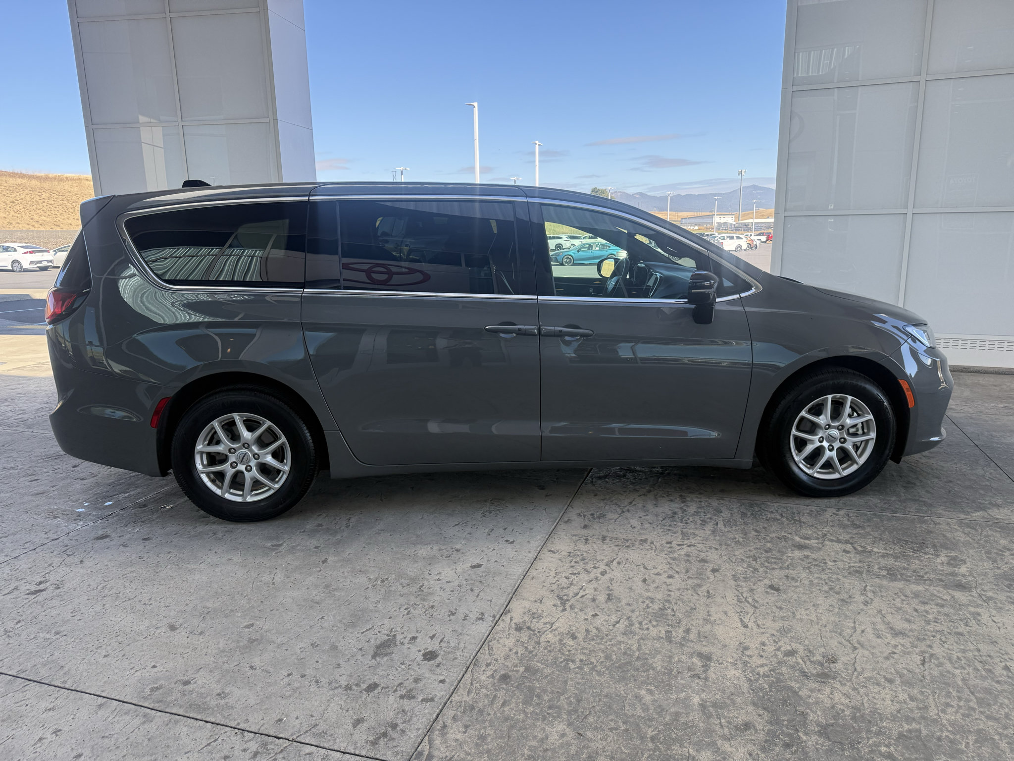 Used 2025 Chrysler Pacifica Select FWD image 12
