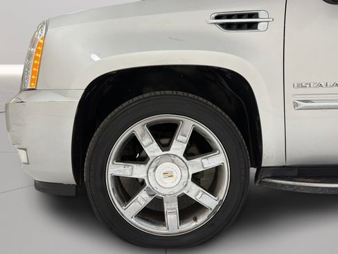 Used 2011 Cadillac Escalade ESV Luxury AWD/4WD image 36