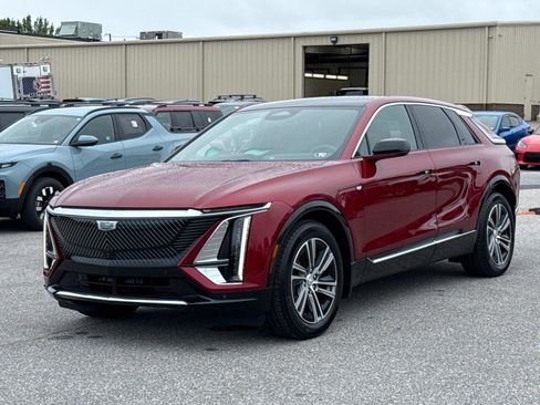 Used 2024 Cadillac Lyriq Luxury w/ LPO, Floor Liner Package image 27