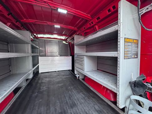 Used 2017 GMC Savana 3500 image 27