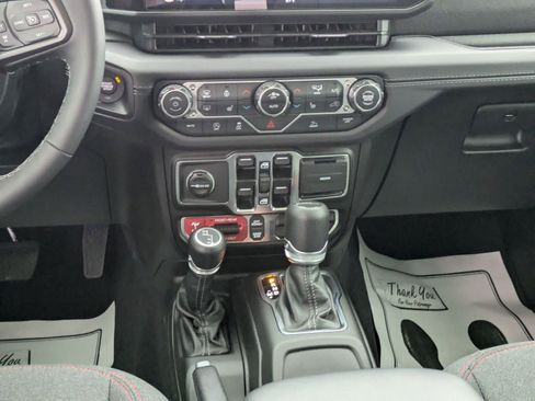 Used 2025 Jeep Gladiator Rubicon w/ Convenience Group image 17