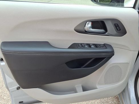 Used 2024 Chrysler Pacifica Touring-L FWD image 17