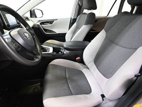 Used 2021 Toyota RAV4 XLE AWD/4WD image 7