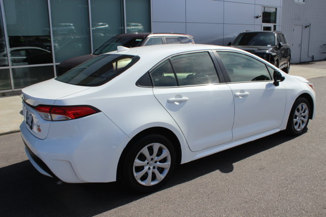 Used 2022 Toyota Corolla LE FWD image 4